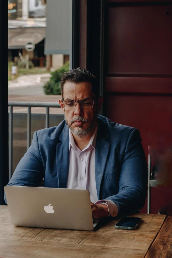 Osvaldo Rabelo analisando documentos em um notebook